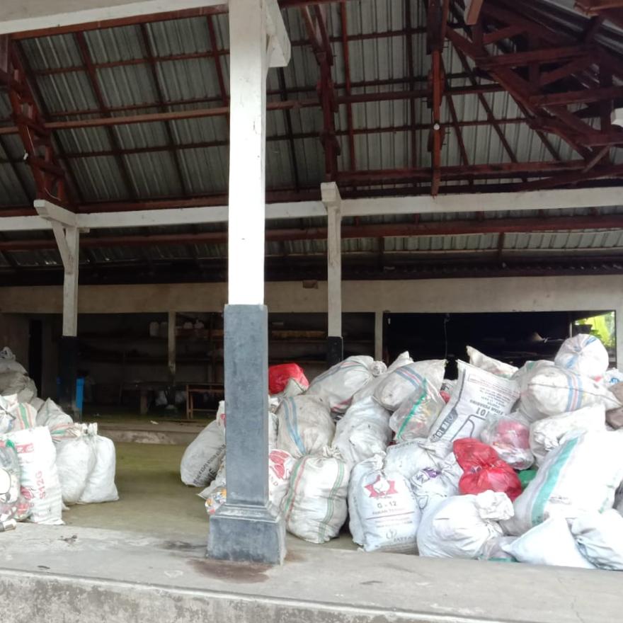 Kegiatan Penimbangan Sampah dari  Dywik Bank Sampah di Br. Dinas Antugan
